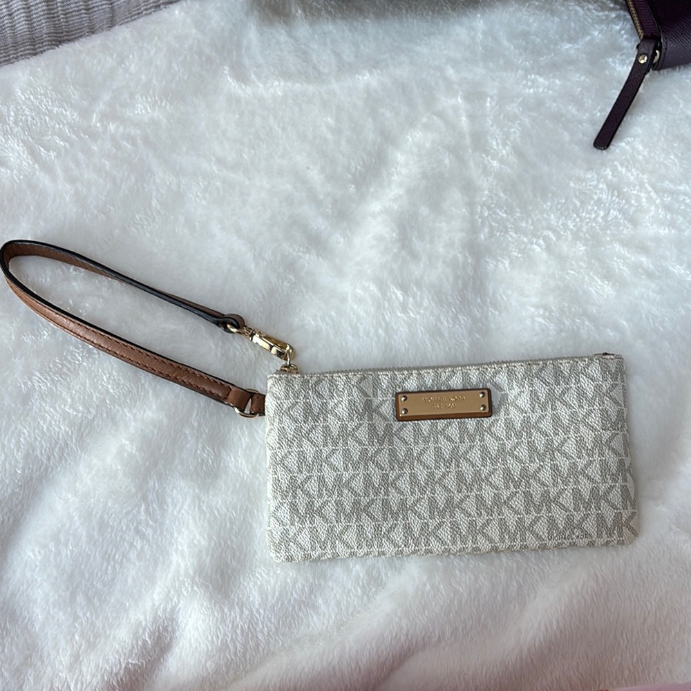 Michael kors wristlet wallet
